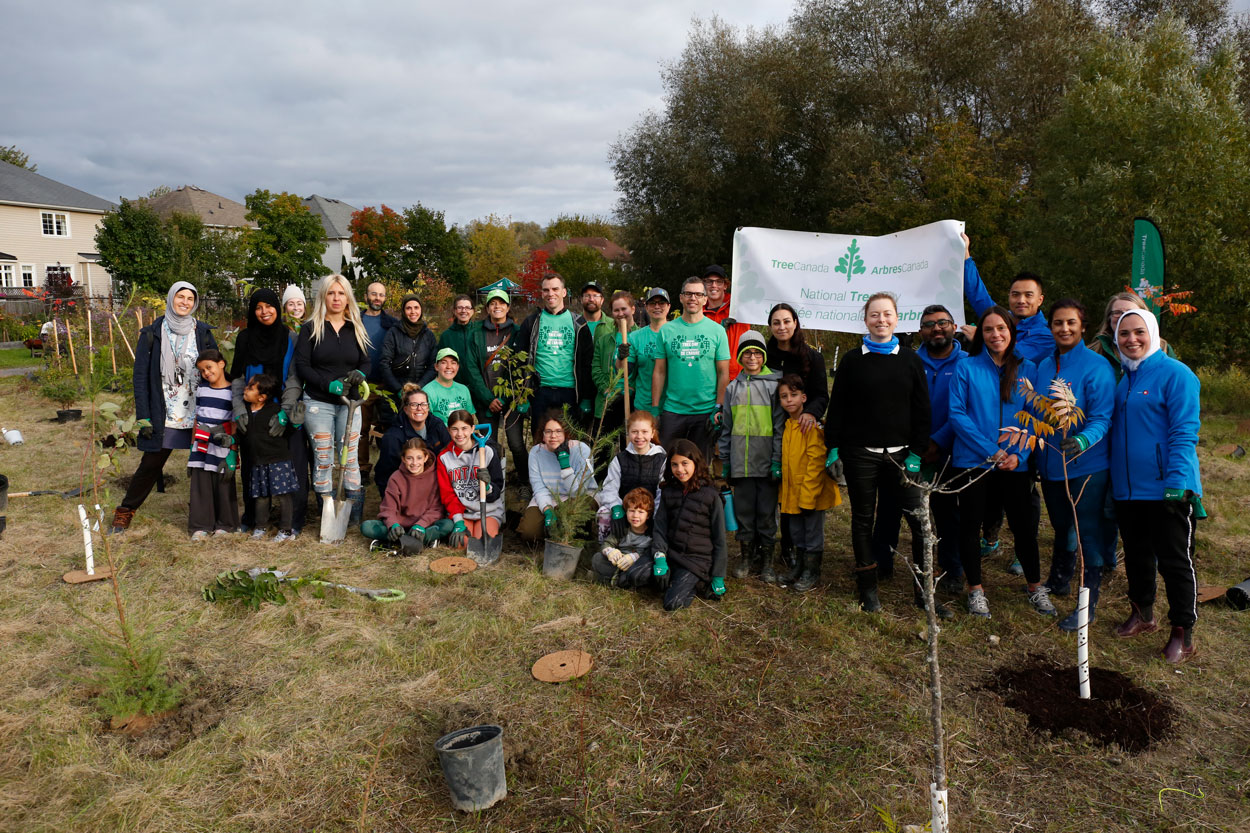 志愿者在2022年国家树木日渥太华活动上的合影。