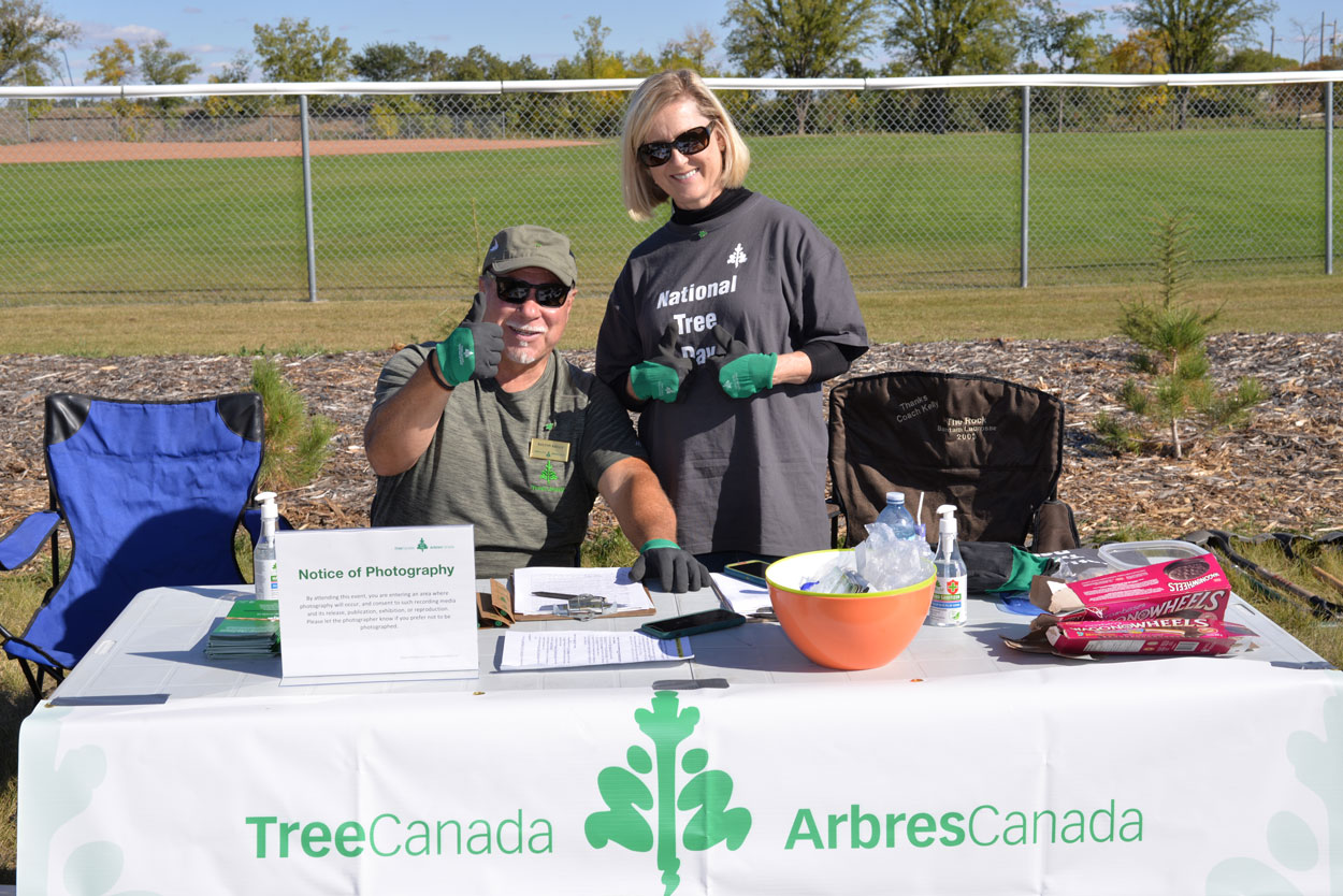 亚博appios树加拿大的工作人员对着镜头微笑。