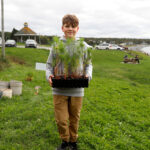 http://Young%20boy%20holding%20seedlings%20to%20the%20亚博游戏登录首页APPyabo真人appplanting%20site。